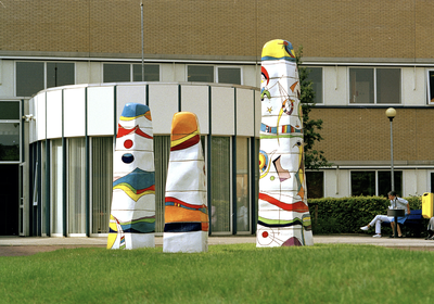 828154 Gezicht op de beeldengroep 'Totems' van de keramiste Jackie Bouw, op het voorterrein van het Diakonessenhuis ...